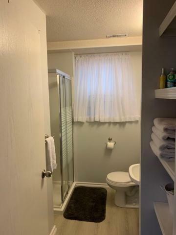 לטברידג' Newly Renovated Basement Suite! מראה חיצוני תמונה